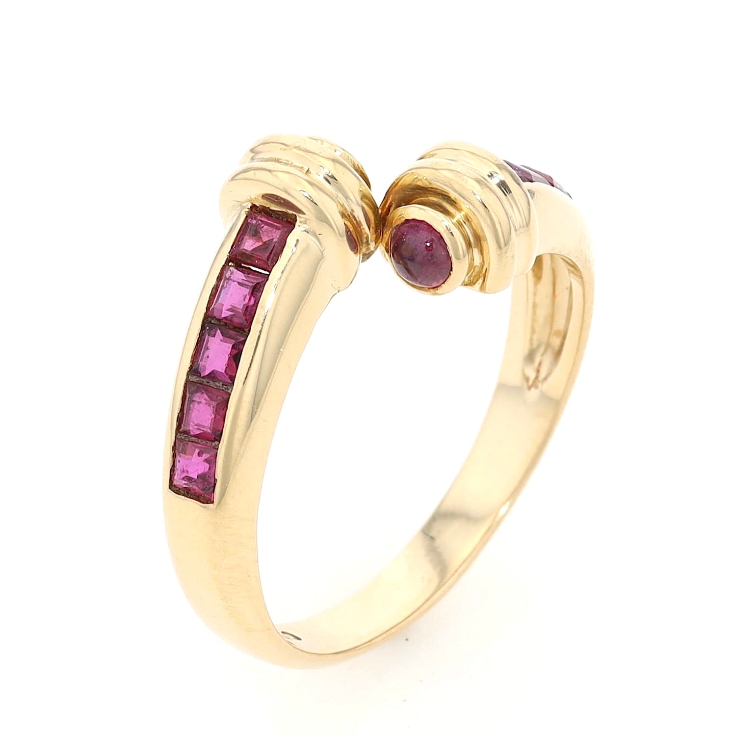 Ring in 750 yellow gold with rubies, standing