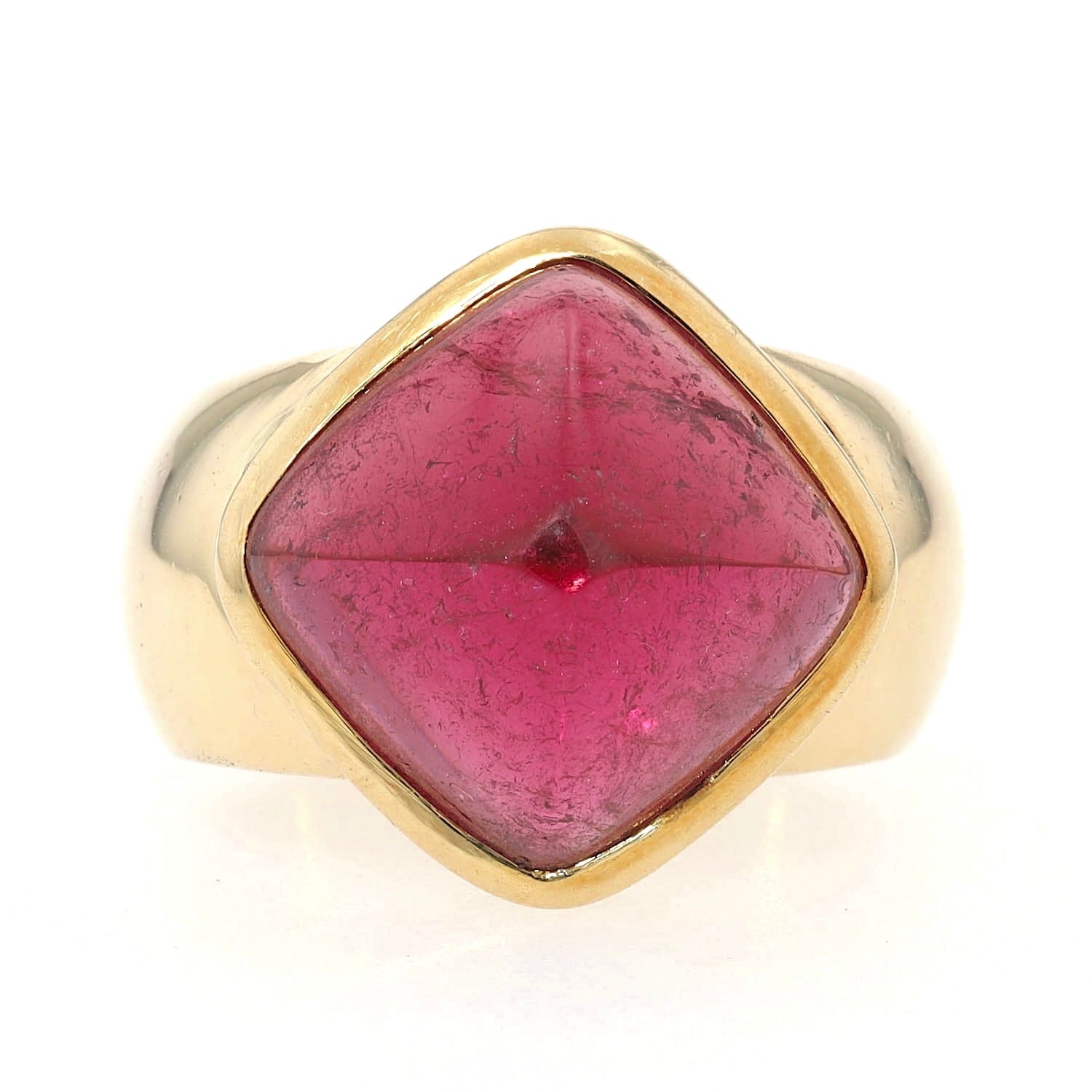 Ring in 750er Gelbgold mit einem Rubellit-Cabochon, liegend frontal