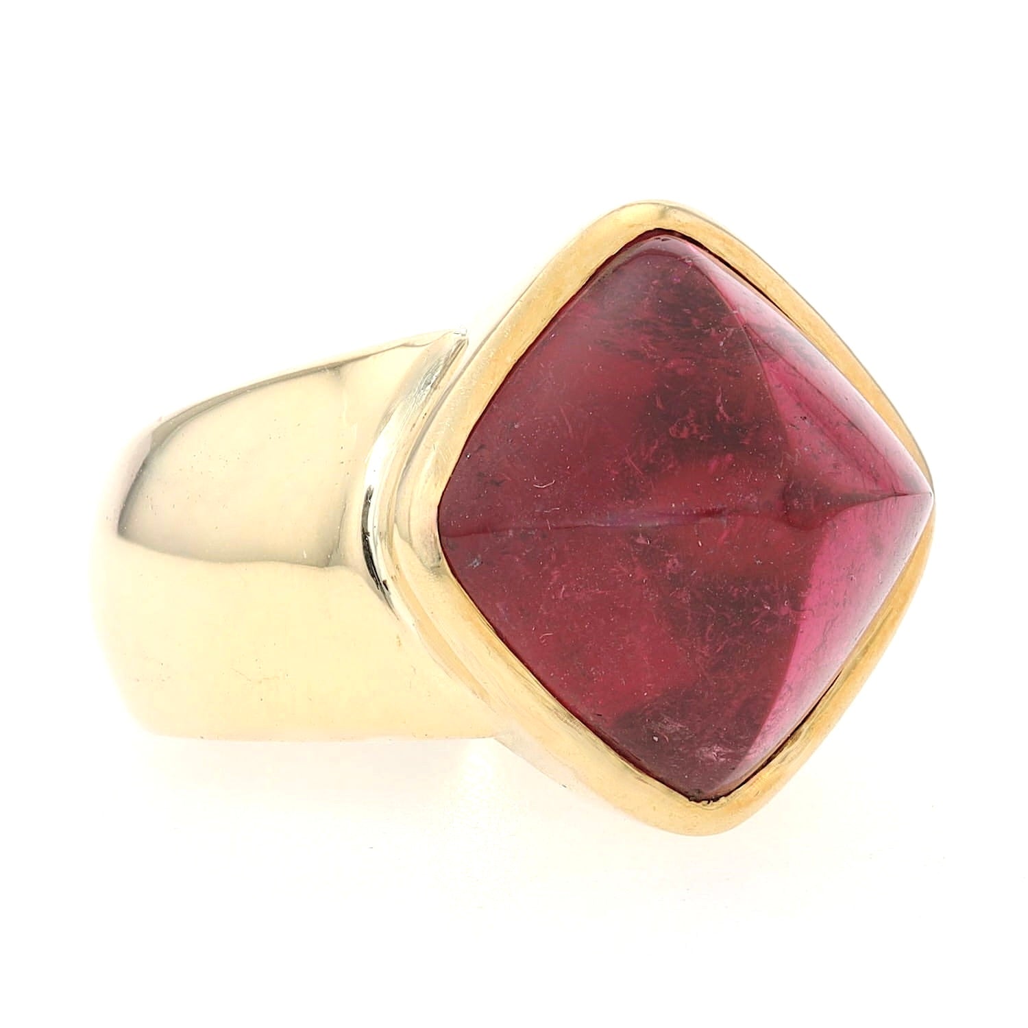 Ring in 750er Gelbgold mit einem Rubellit-Cabochon, liegend rechts gedreht