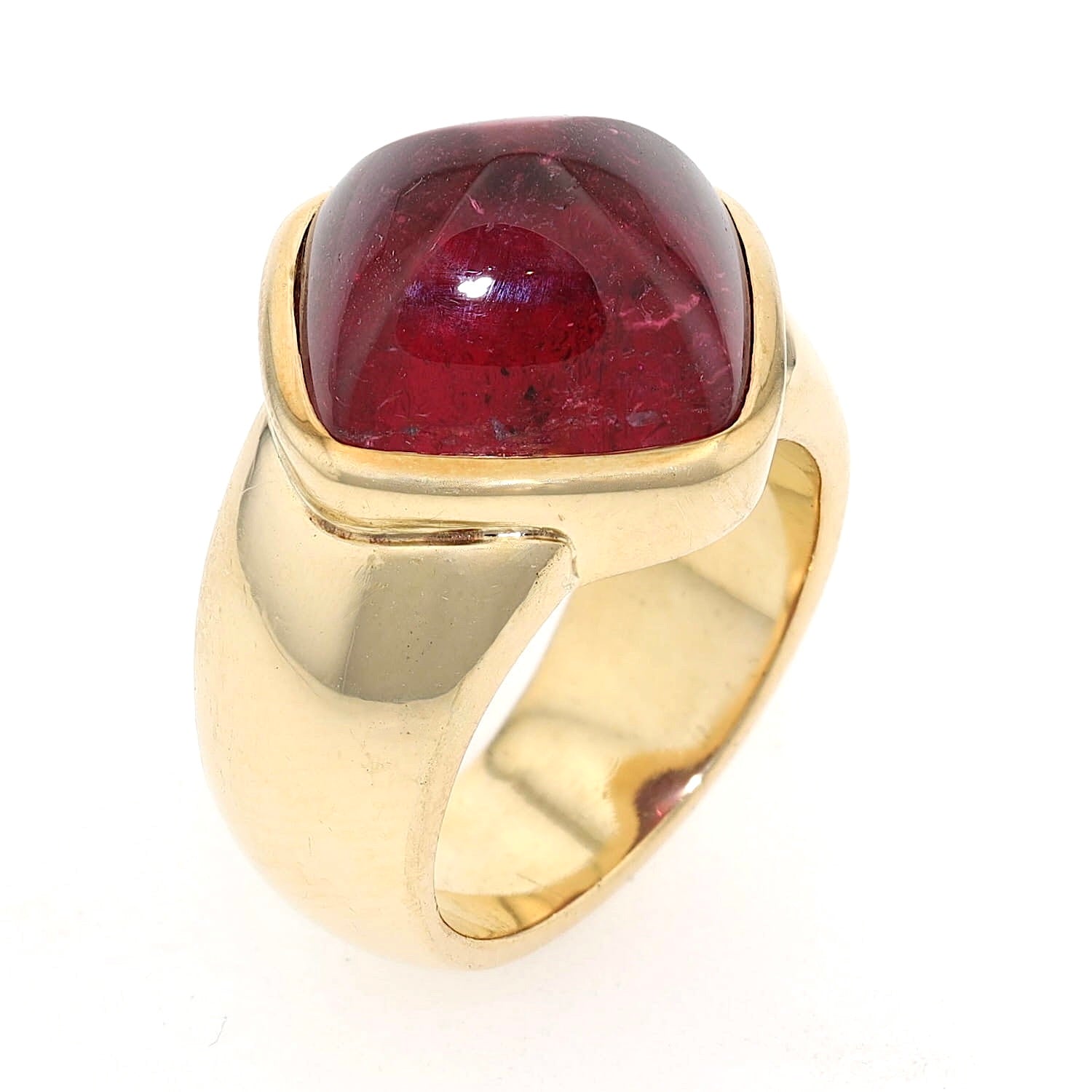 Ring in 750er Gelbgold mit einem Rubellit-Cabochon, stehend