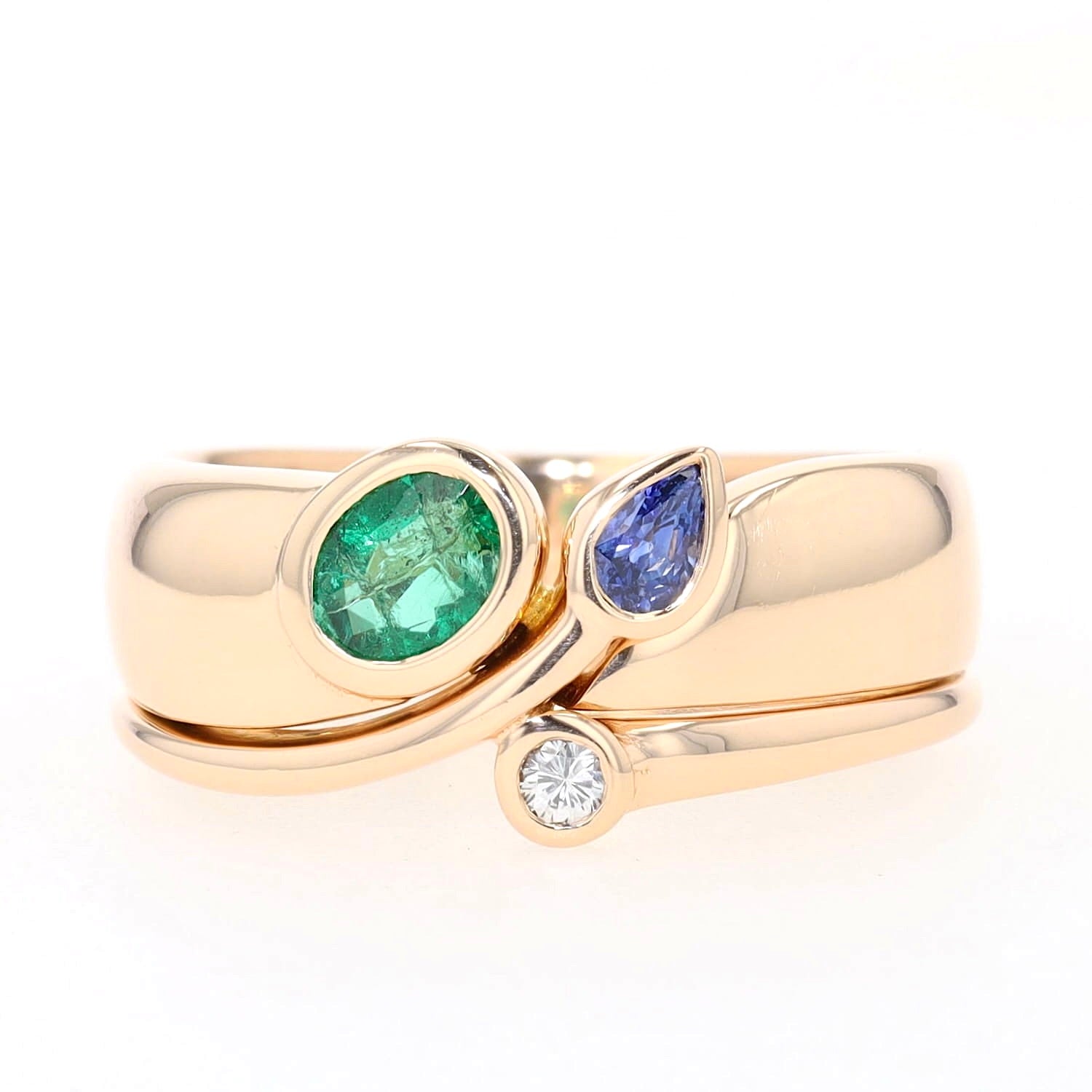 Cadeaux ring in 750 yellow gold with with a brilliant, a blue sapphire and an emerald, lying frontally