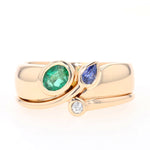 Cadeaux ring in 750 yellow gold with with a brilliant, a blue sapphire and an emerald, lying frontally