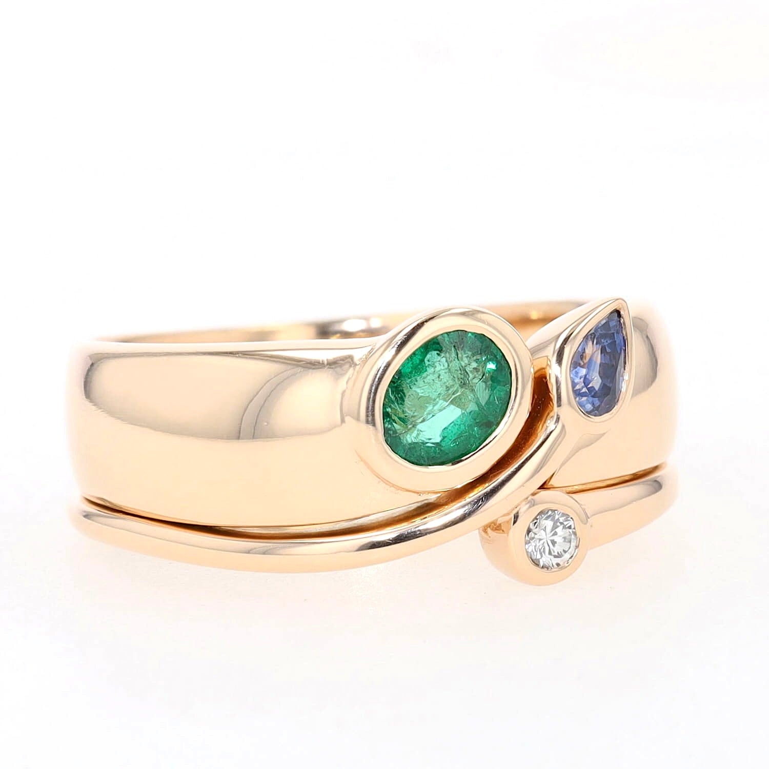 Cadeaux ring in 750 yellow gold with with a brilliant, a blue sapphire and an emerald, turned lying right