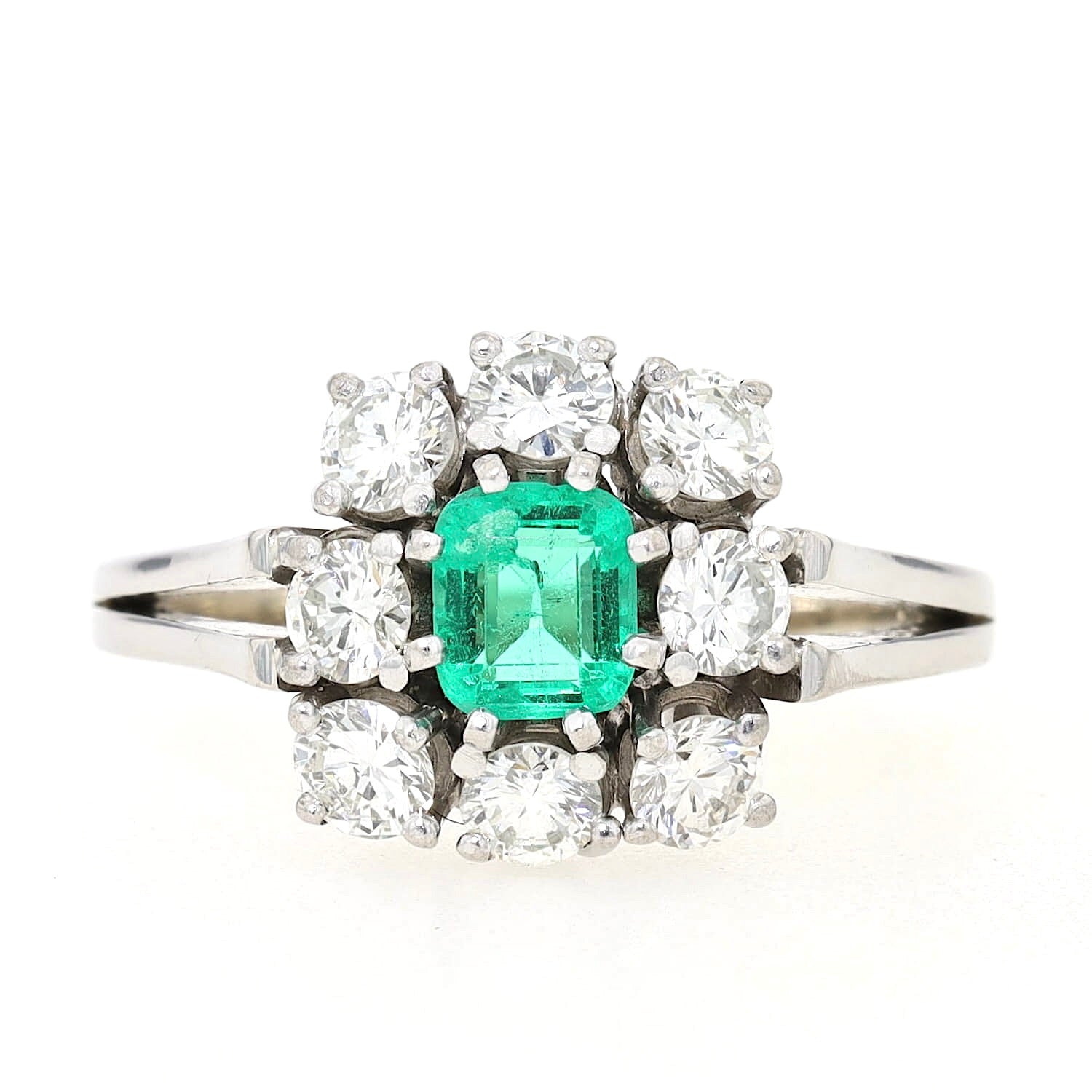 Ring in 750 white gold with an emerald and Brilliants total approx. 0.90 ct, lying frontally