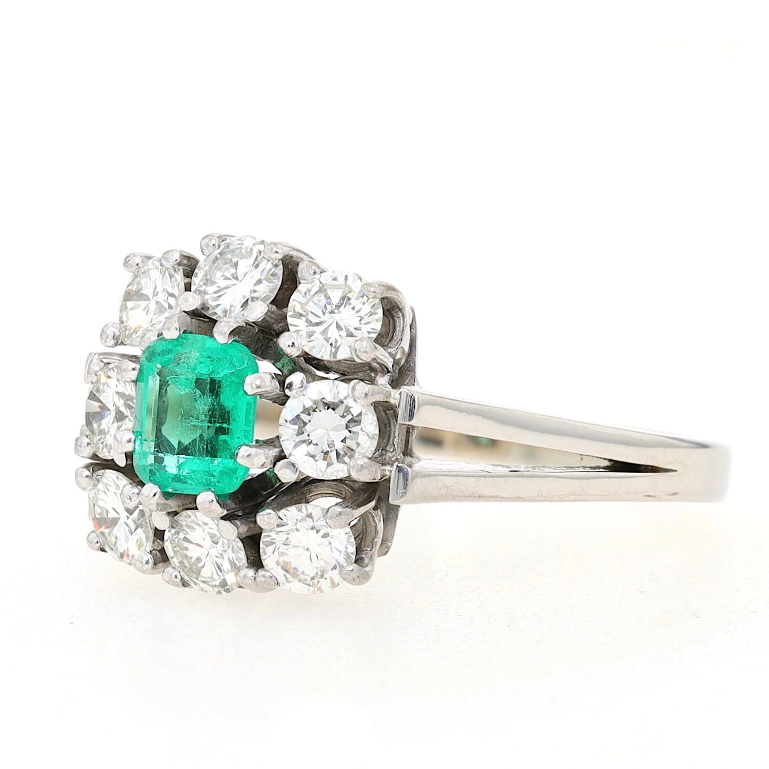 Ring in 750 white gold with an emerald and Brilliants total approx. 0.90 ct, turned lying left