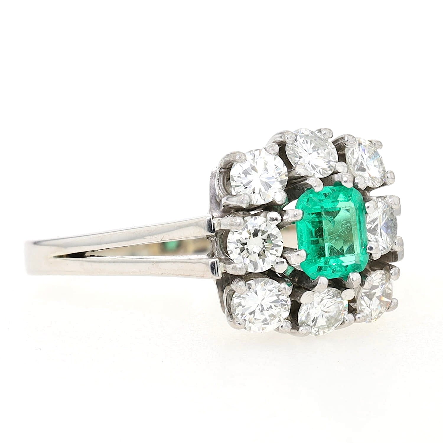 Ring in 750 white gold with an emerald and Brilliants total approx. 0.90 ct, turned lying right