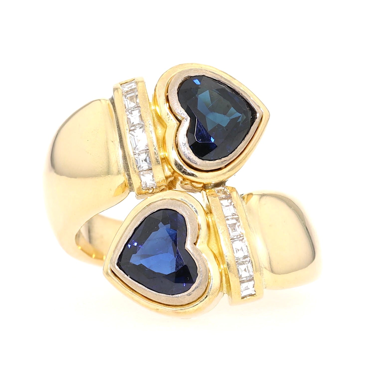 Ring in 750er Gelbgold mit zwei blauen Saphiren in Herzform und Diamanten, liegend frontal von vorne