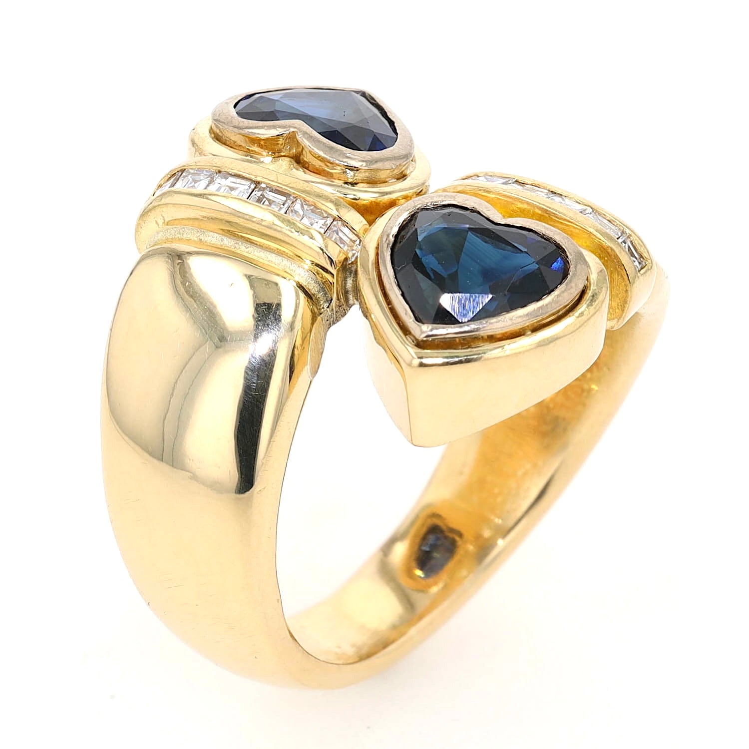 Ring in 750er Gelbgold mit zwei blauen Saphiren in Herzform und Diamanten, Stehend seitliche Draufsicht
