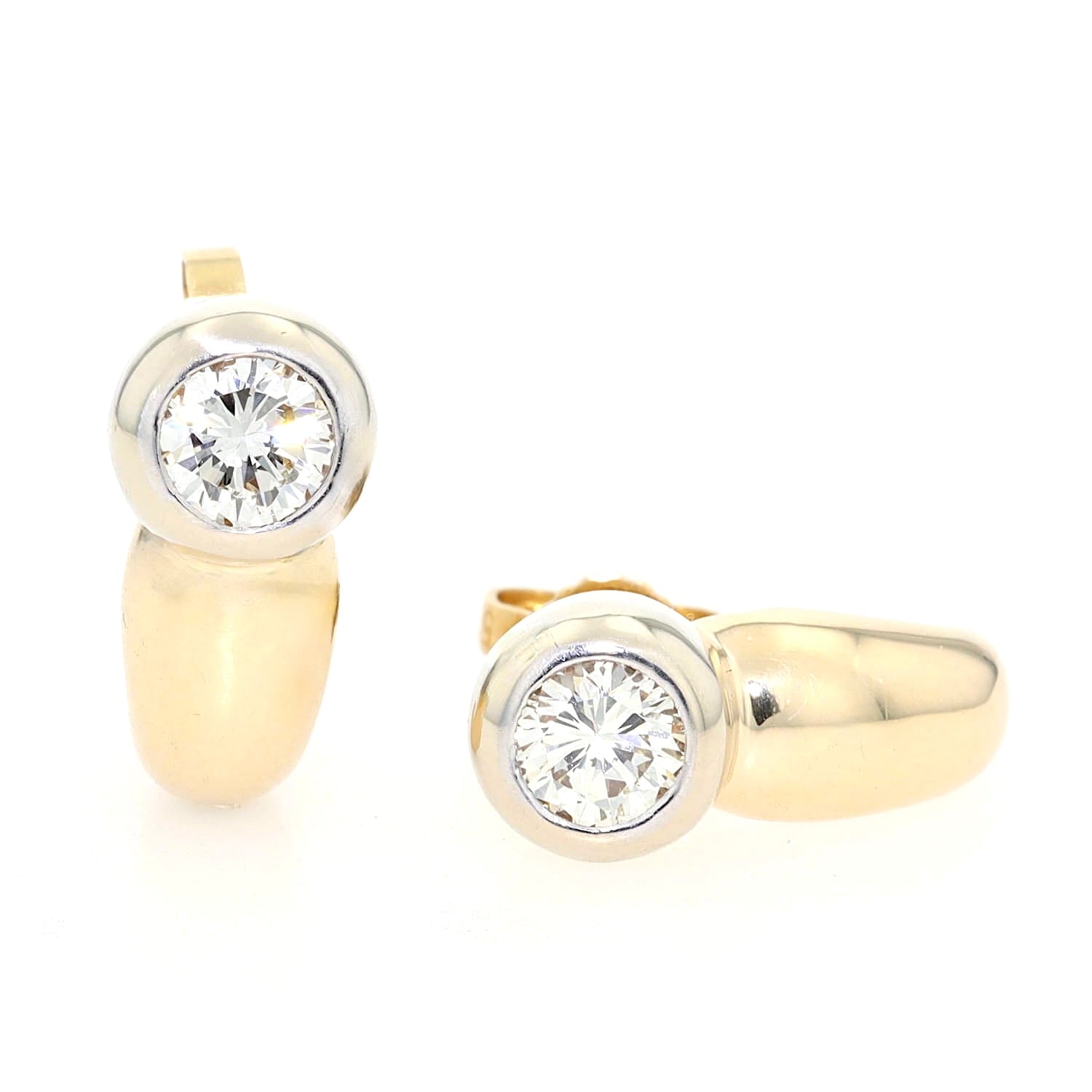 Ohrringe in 585er Gelbgold mit je einem Brillant gesamt ca. 0,81 ct, ein Ohrring stehend einer liegend frontal