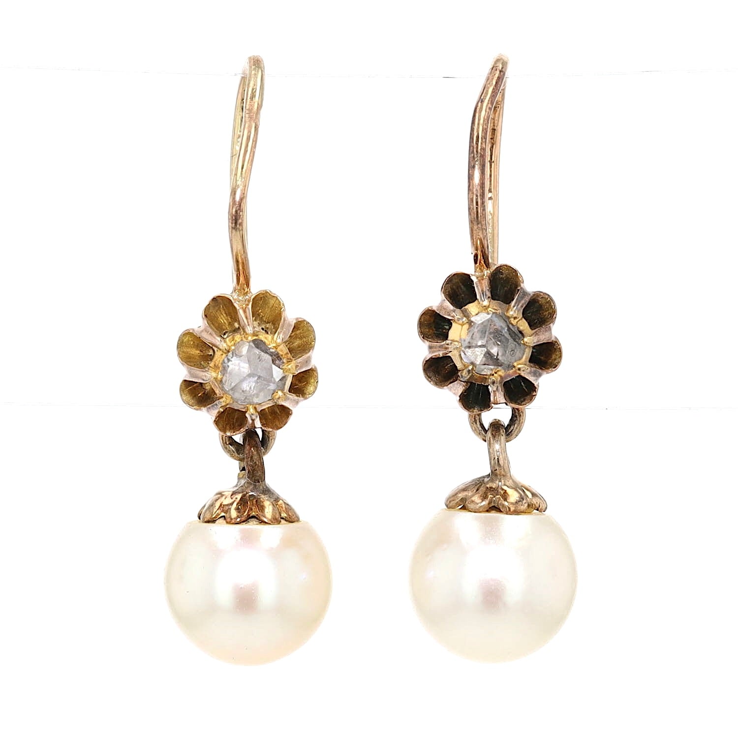 Art Nouveau earrings in 585 yellow gold with one diamond and one each cultured pearl, hanging frontally