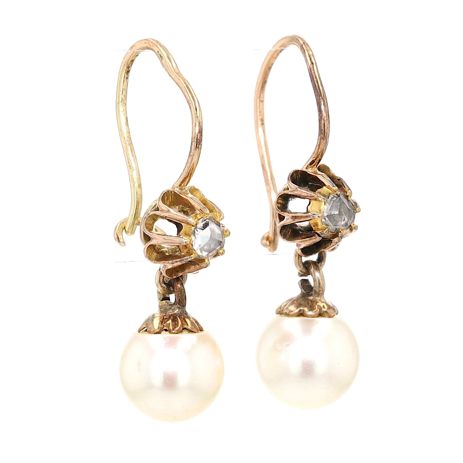 Jugendstil Ohrringe in 585er Gelbgold mit je einem Diamanten und einer Zuchtperle, hängend rechts gedreht