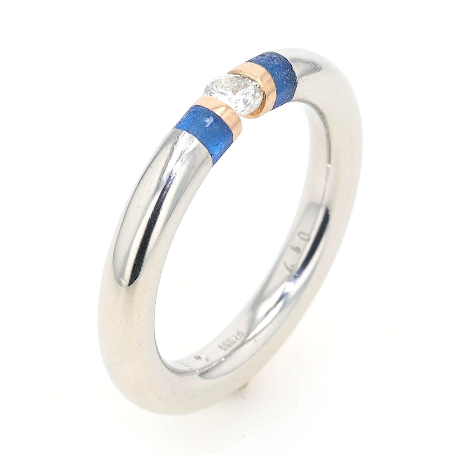 Georg Bunz Ring in 950er Platin mit einem Brillanten und synthetischen Spinellen, stehend