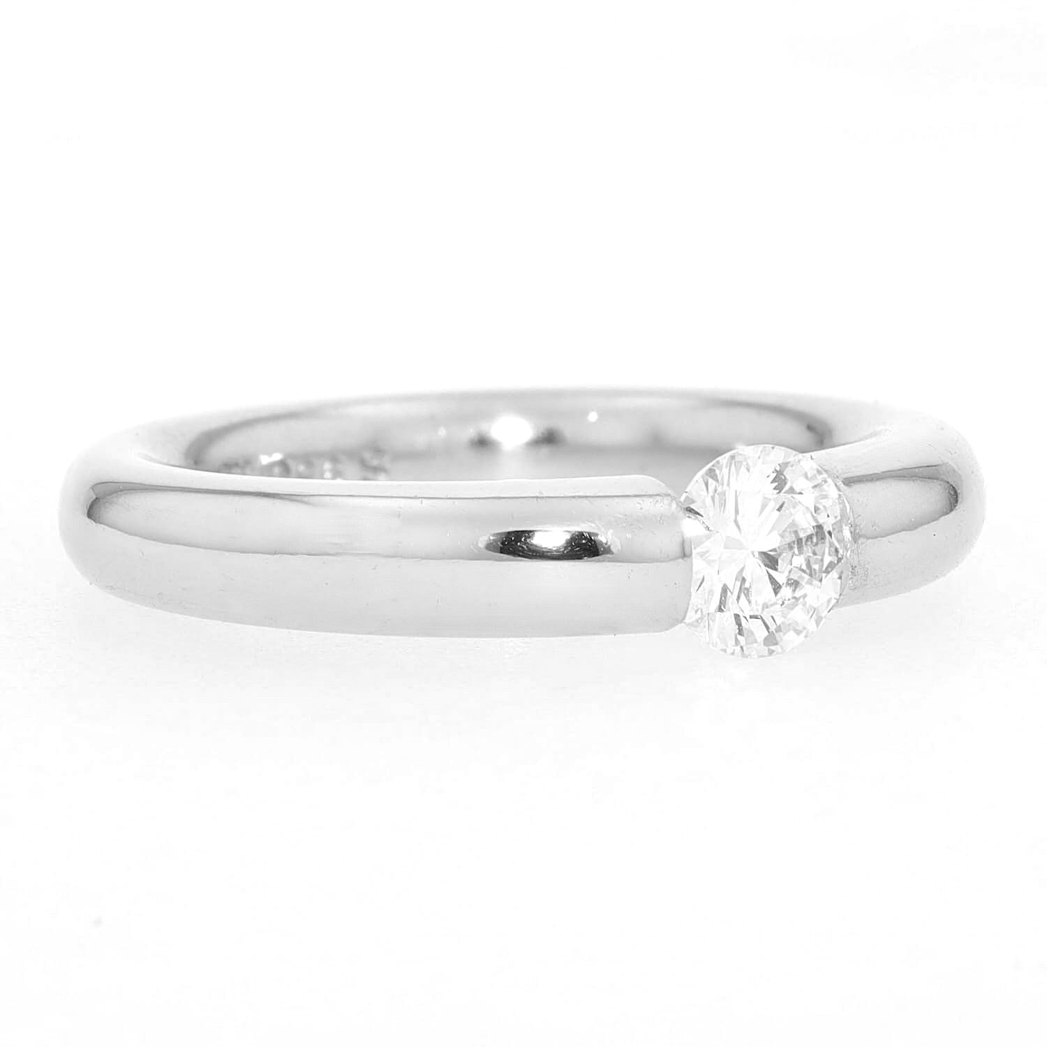 Niessing Spannring in 950er Platin mit einem Brillanten, ca. 0,50 ct liegend von vorne rechts gedreht