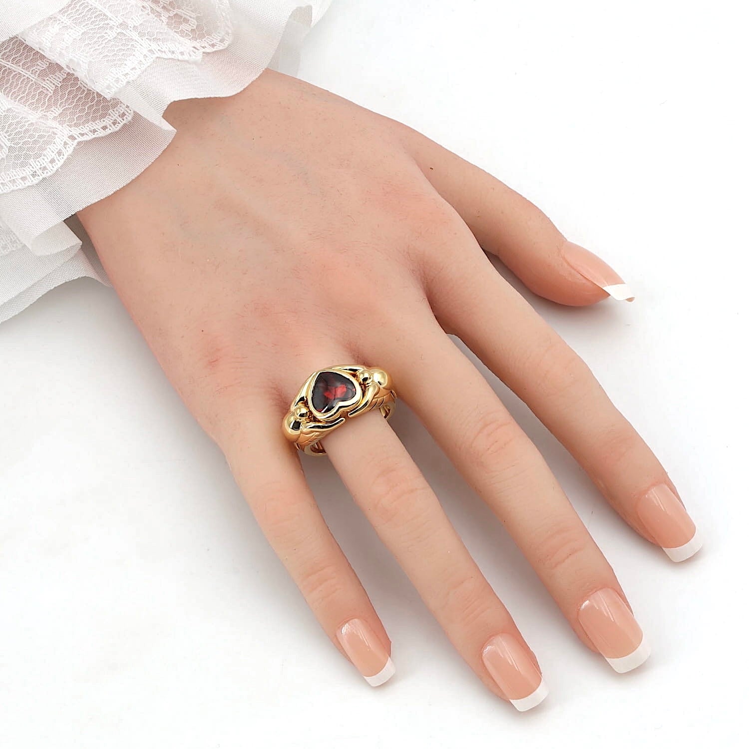 Jette Joop Ring in 750er Gelbgold mit einem Rhodolith, an einer künstlichen Hand