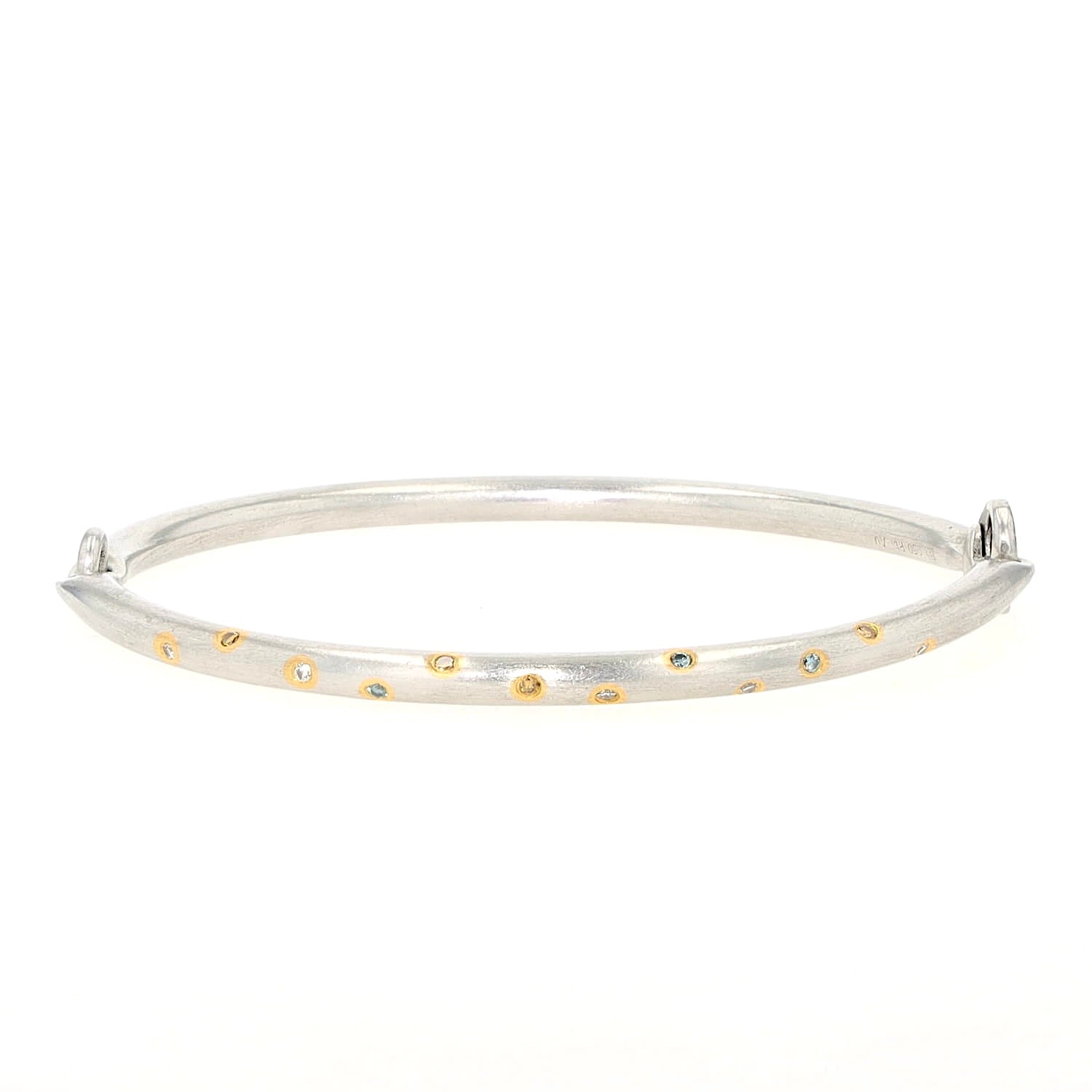 Henrich & Denzel Armreif in 950er Paltin mit weißen und farbigen Diamanten, liegend frontal von vorne