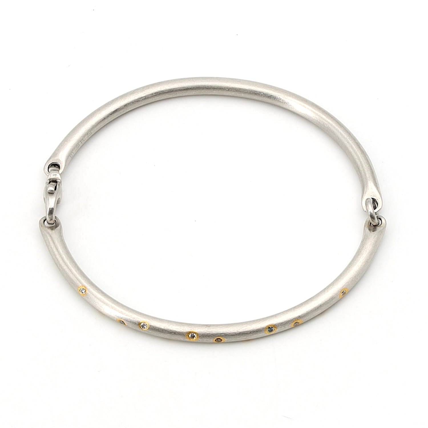 Henrich & Denzel Armreif in 950er Paltin mit weißen und farbigen Diamanten, liegend geschlossen Draufsicht