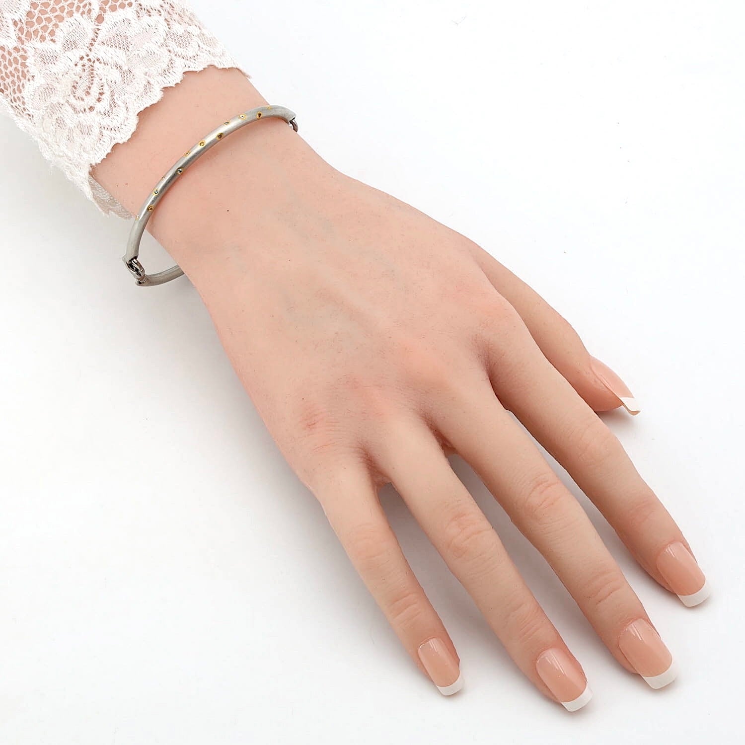 Henrich & Denzel Armreif in 950er Paltin mit weißen und farbigen Diamanten, an einer künstlichen Hand