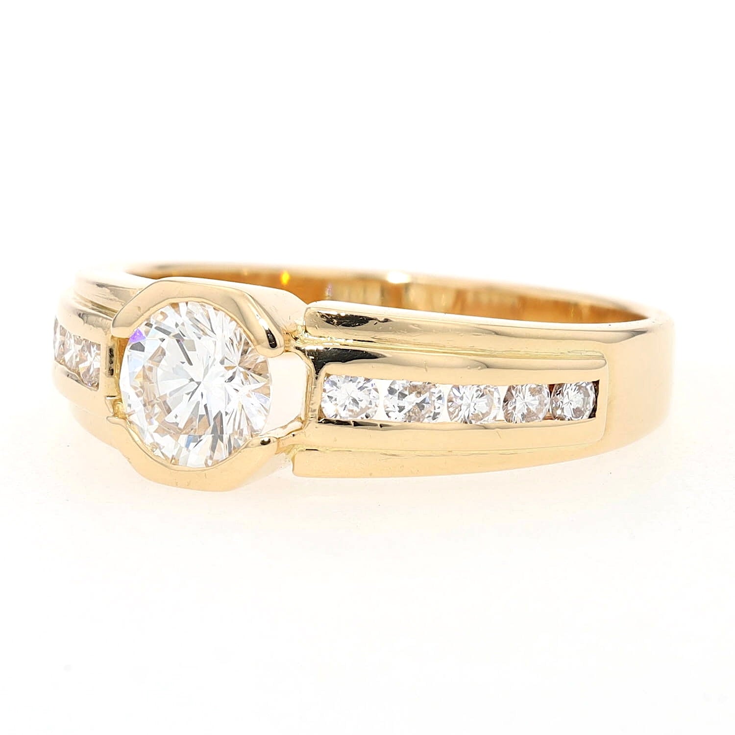 Ring in 750er Gelbgold mit insgesamt ca. 1,2 ct Brillanten, liegend links gedreht