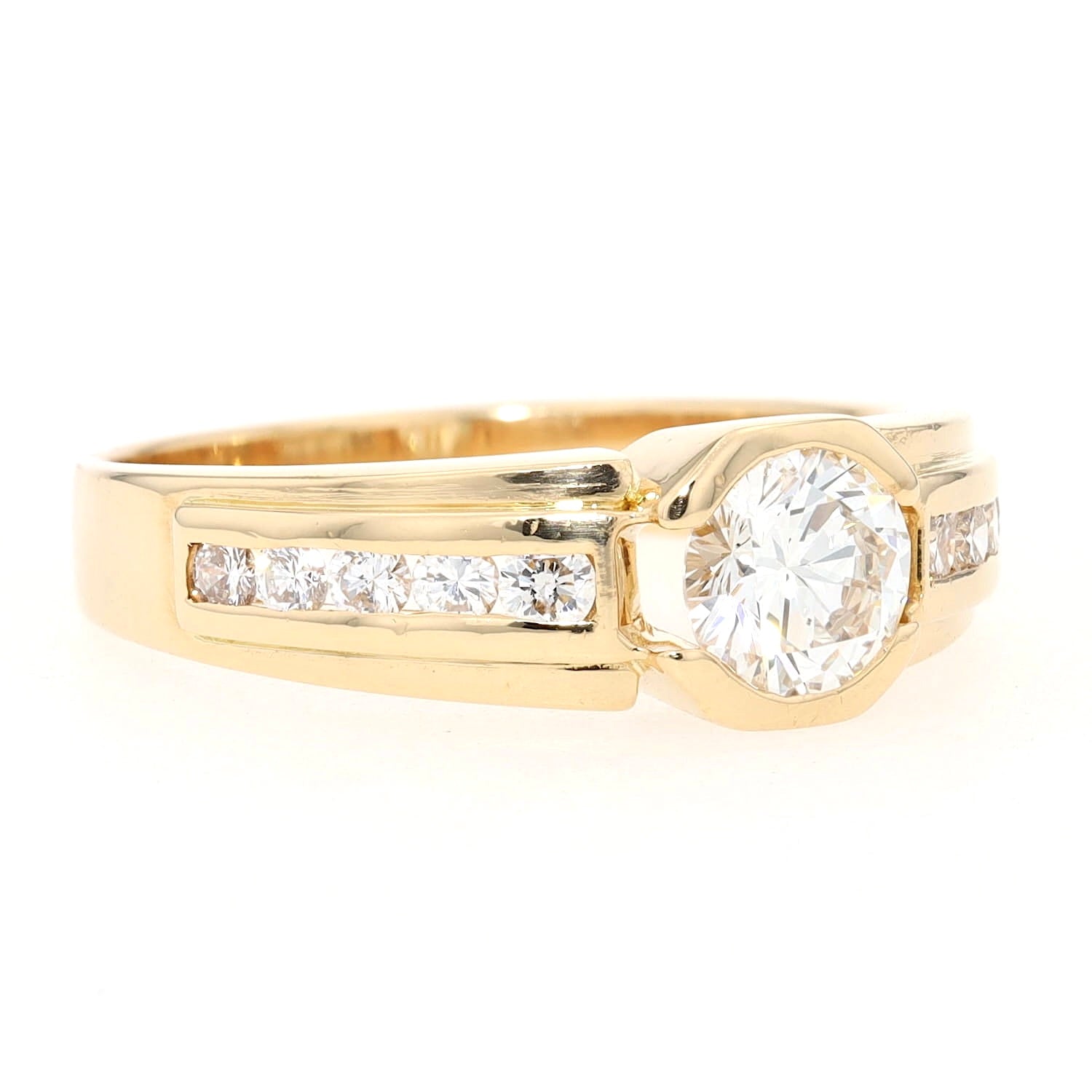 Ring in 750 yellow gold with a total of approx. 1.2 ct Brilliants, lying on the right