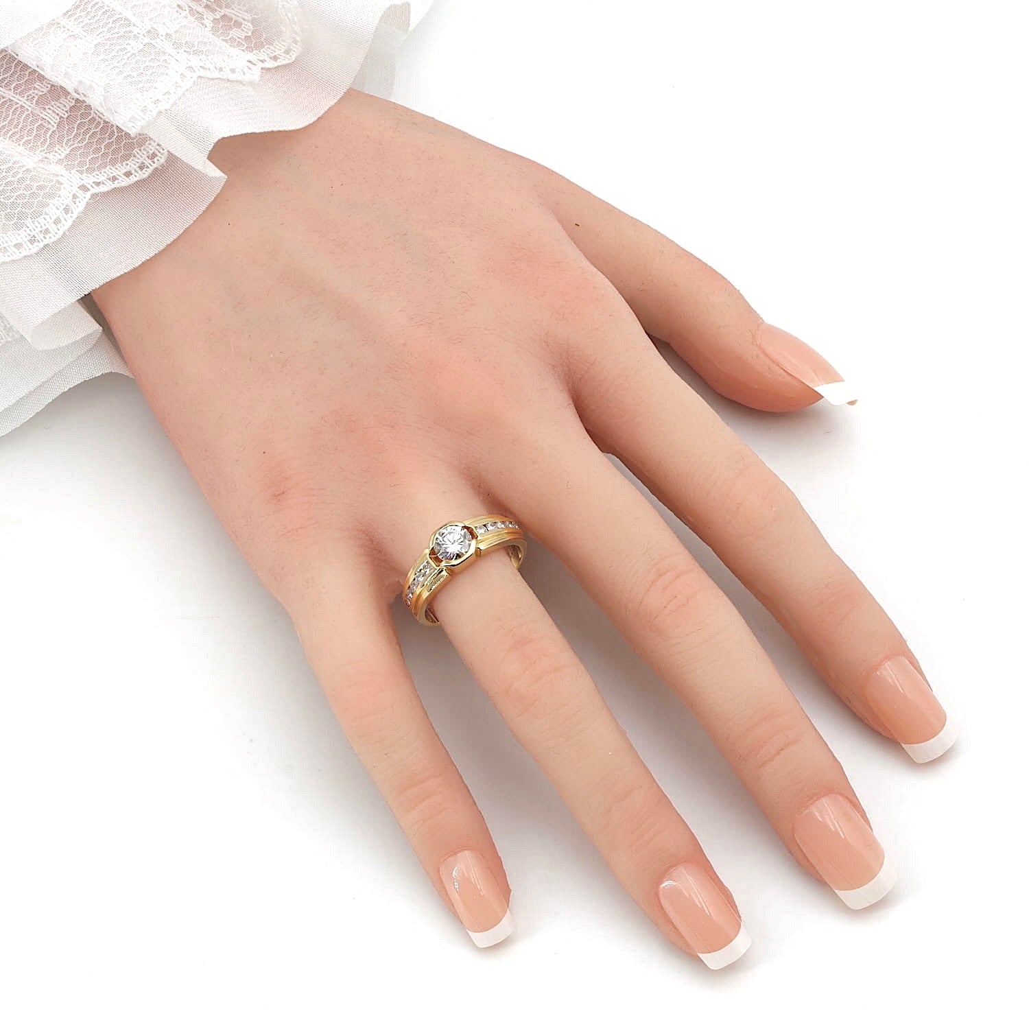 Ring in 750 yellow gold with a total of approx. 1.2 ct Brilliants, irritable artificial hand