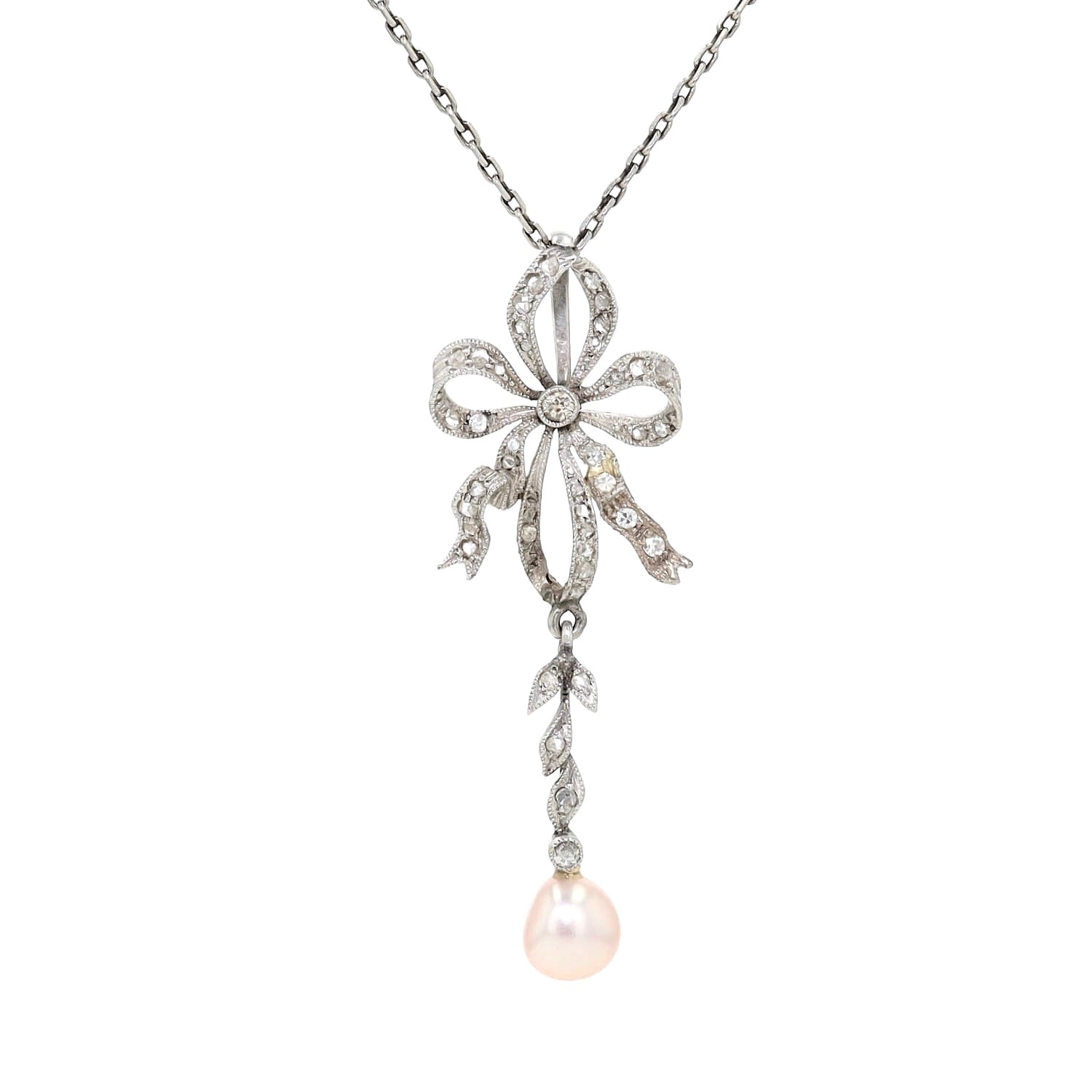 Belle Époque Kette mit einem Anhänger aus Platin mit Diamanten und einer Zuchtperle, hängend frontal