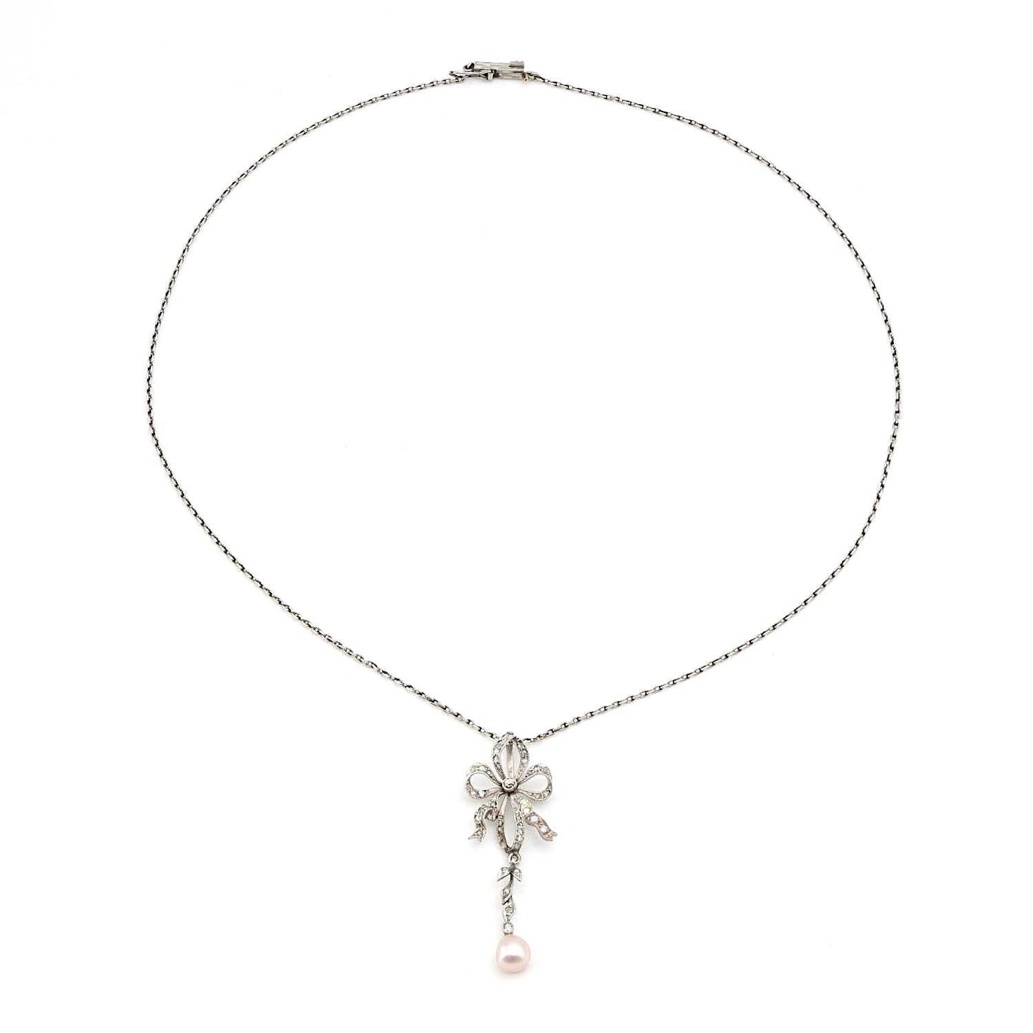 Belle Époque Kette mit einem Anhänger aus Platin mit Diamanten und einer Zuchtperle, liegend geschlossen Draufsicht