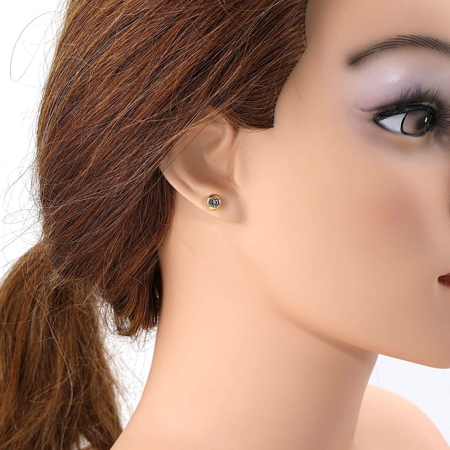 Ohrstecker in 750er Gelbgold mit je einem ca. 0,20 ct Brillanten, am Ohr einer Puppe