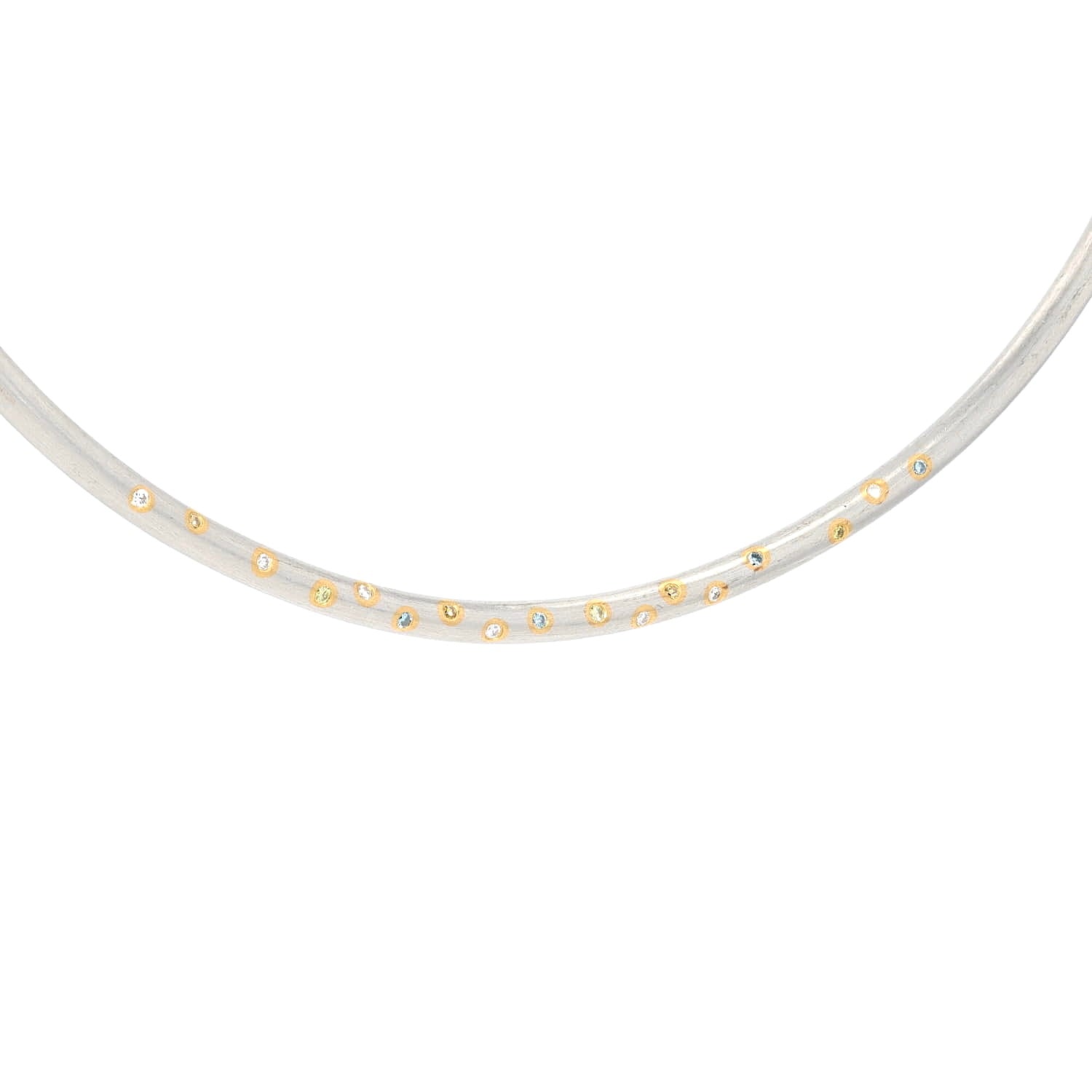 Henrich & Denzel Collier in 950er Paltin mit weißen und farbigen Diamanten, hängend Nahausschnitt mit Diamanten leicht links gedreht