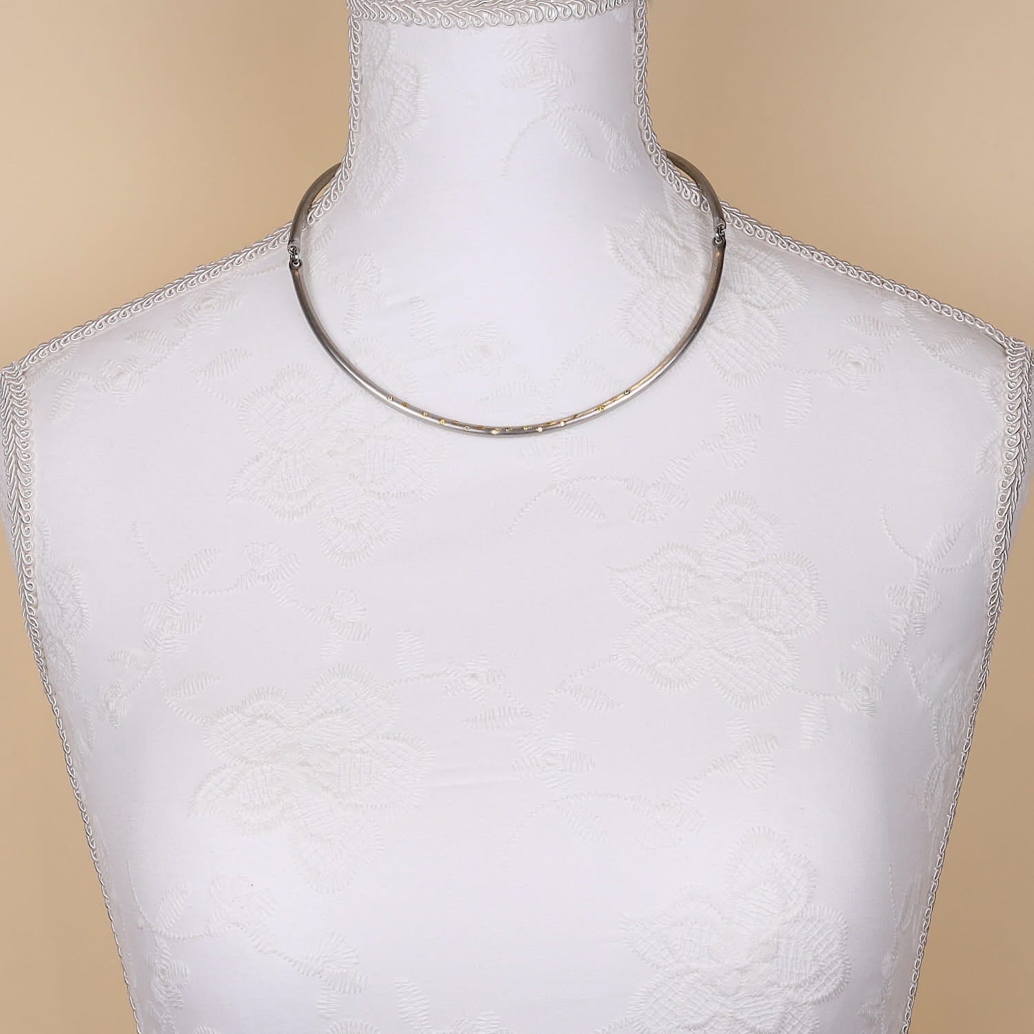 Henrich & Denzel Collier in 950er Paltin mit weißen und farbigen Diamanten, an einer weißen Büste