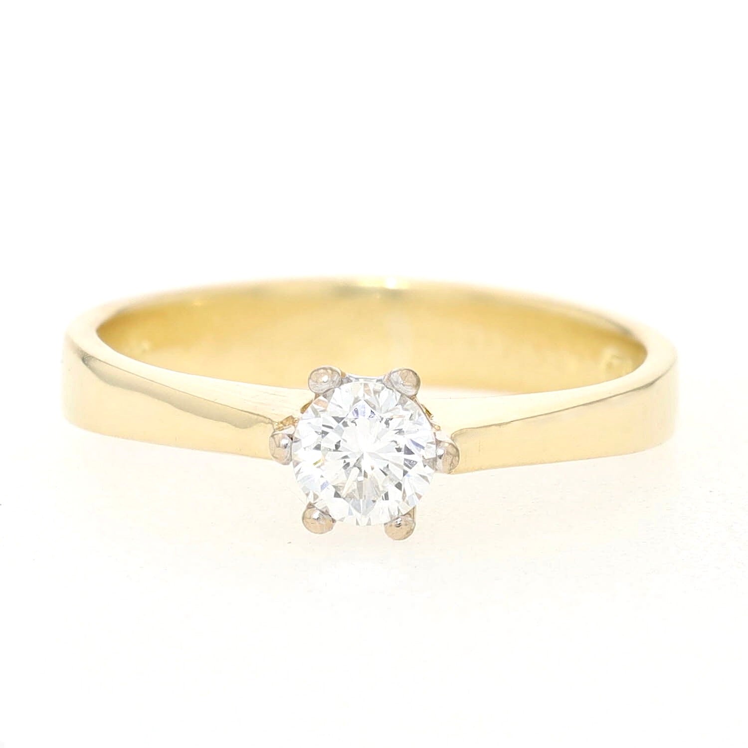 Ring in 750er Gelbgold mit einem Brillanten, liegend frontal