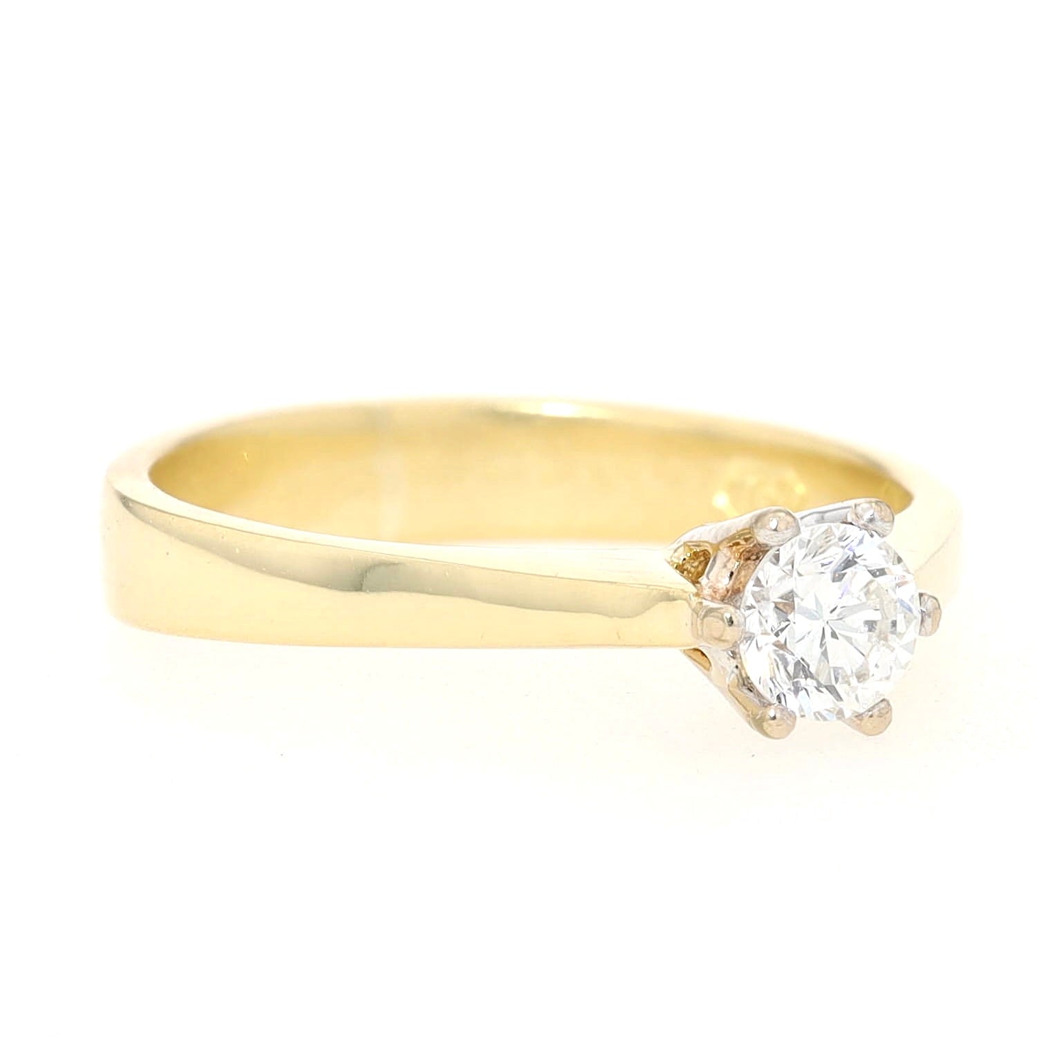 Ring in 750er Gelbgold mit einem Brillanten, liegend leicht rechts gedreht