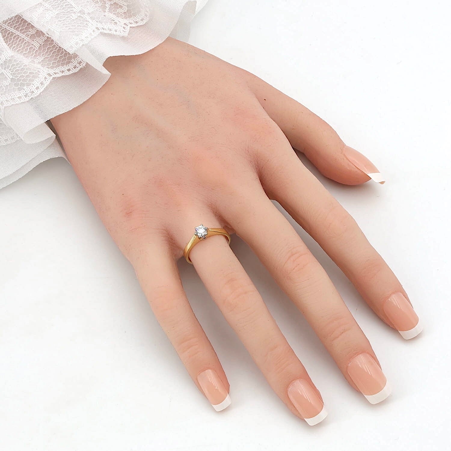 Ring in 750er Gelbgold mit einem Brillanten, an einer künstlichen Hand