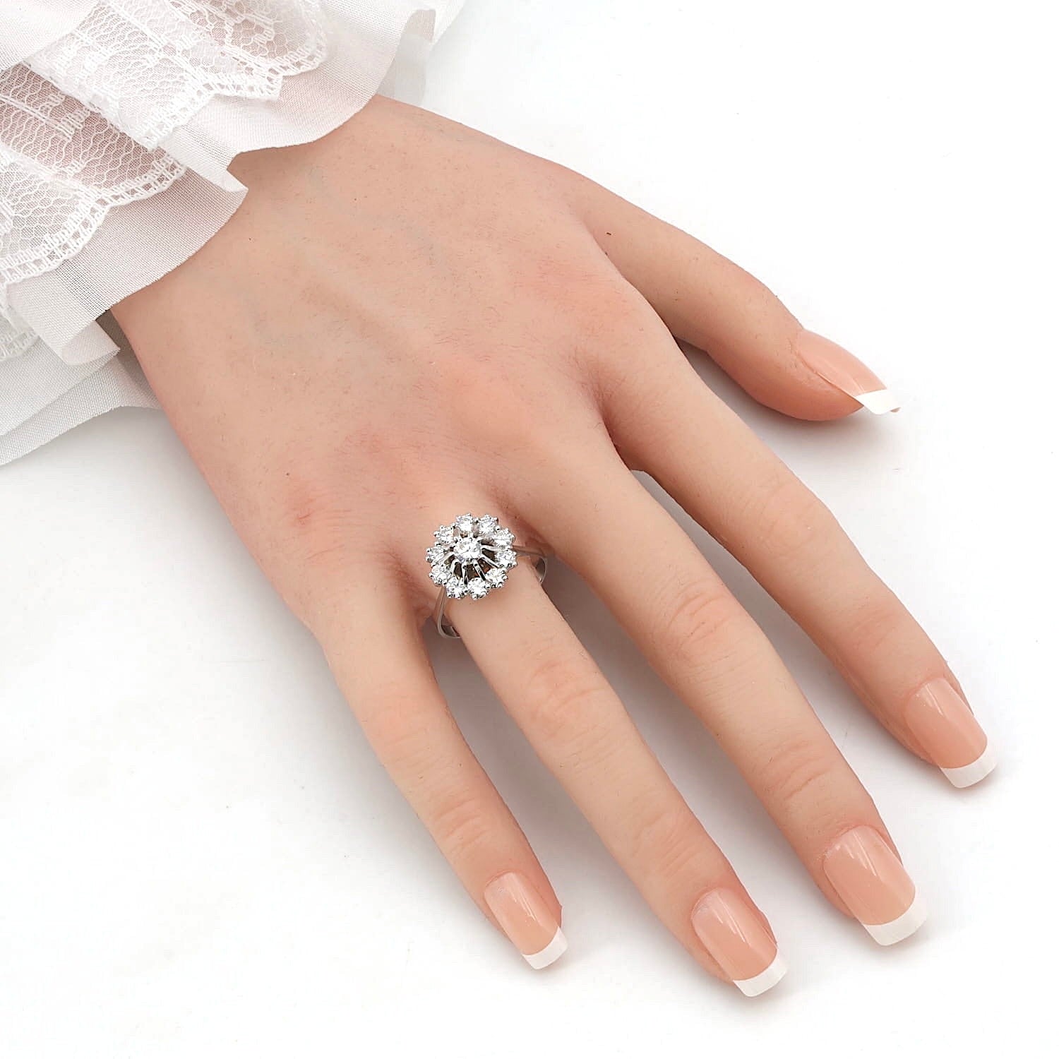 Entourage-Ring in 750er Weißgold mit 1,5 ct Brillanten, an einer künstlichen Hand