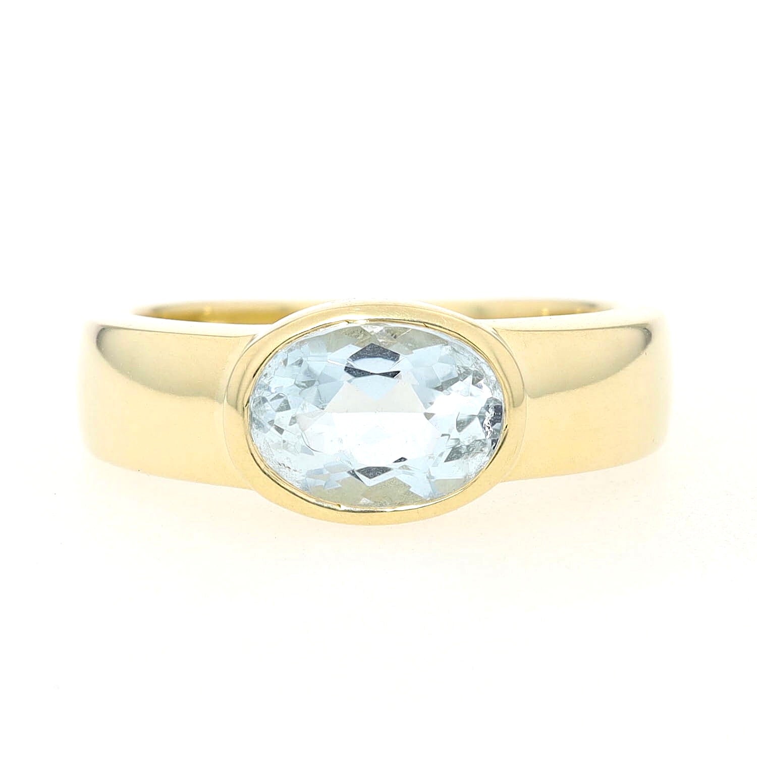 Ring in 585er Gelbgold mit einem Aquamarin, liegend frontal