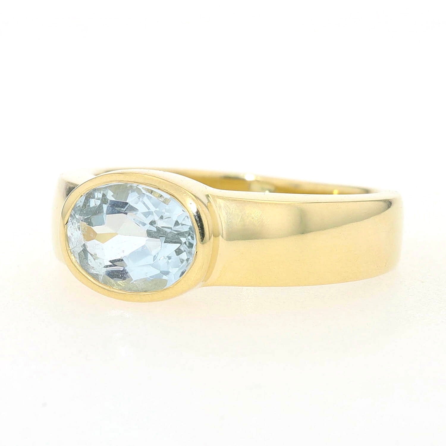 Ring in 585er Gelbgold mit einem Aquamarin, liegend links gedreht