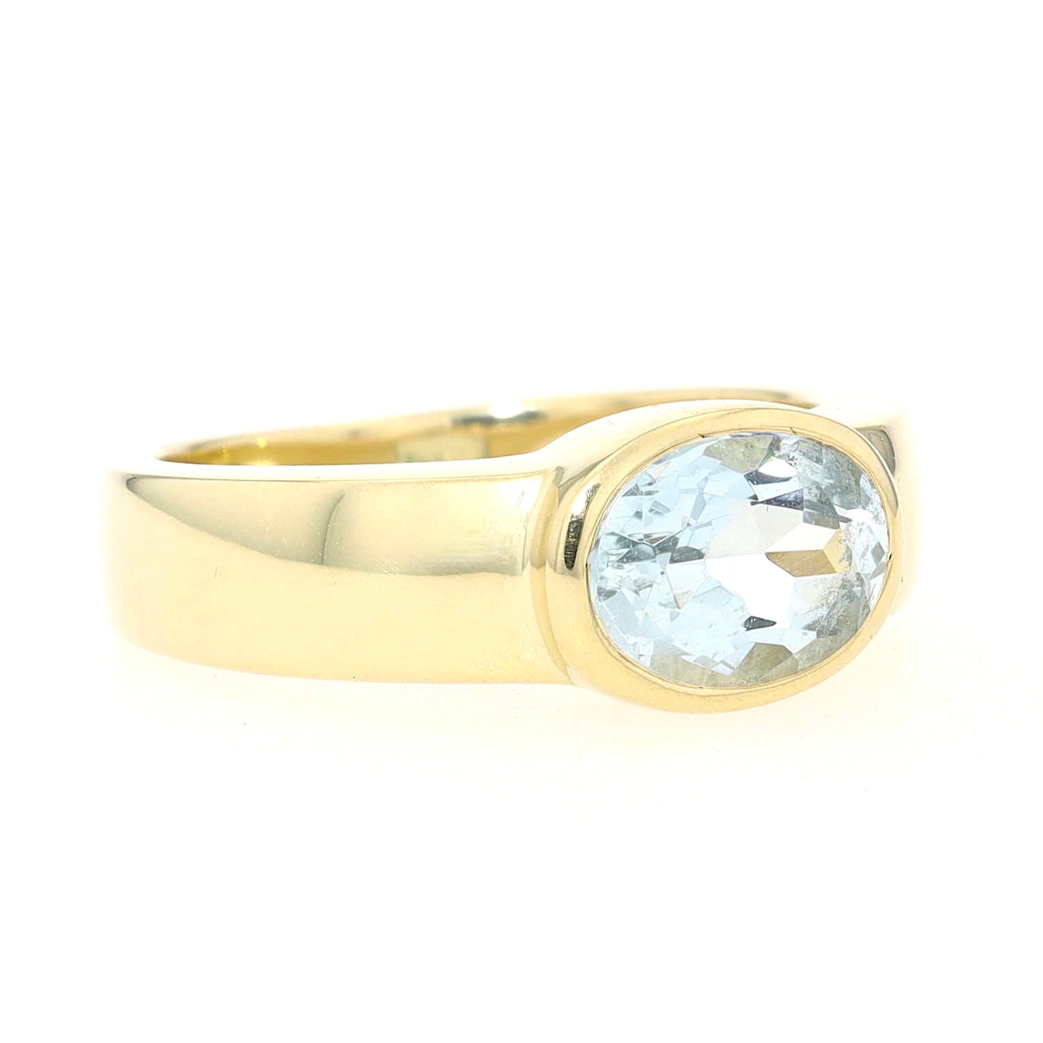 Ring in 585er Gelbgold mit einem Aquamarin, liegend rechts gedreht