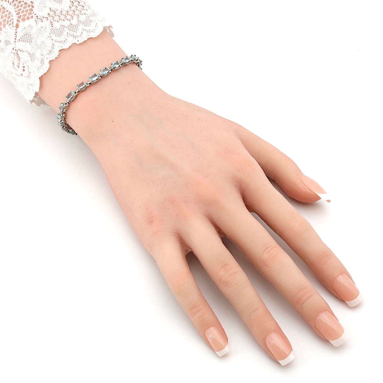 Armband in 925er Silber mit Apatiten, an einem künstlichen Arm