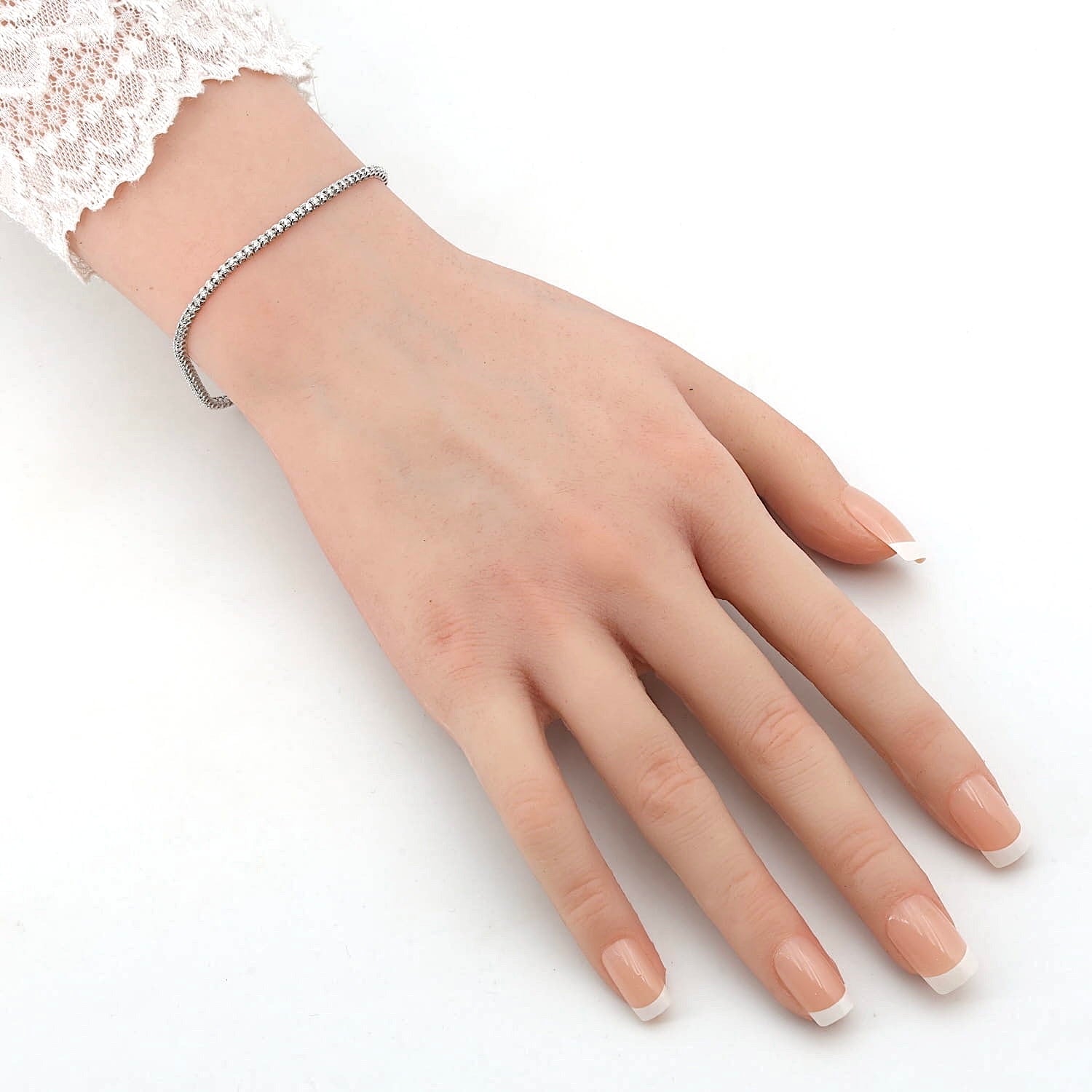 Tennisarmband in 585er Weißgold mit ca. 0,75 ct Brillanten, am Arm einer Puppe