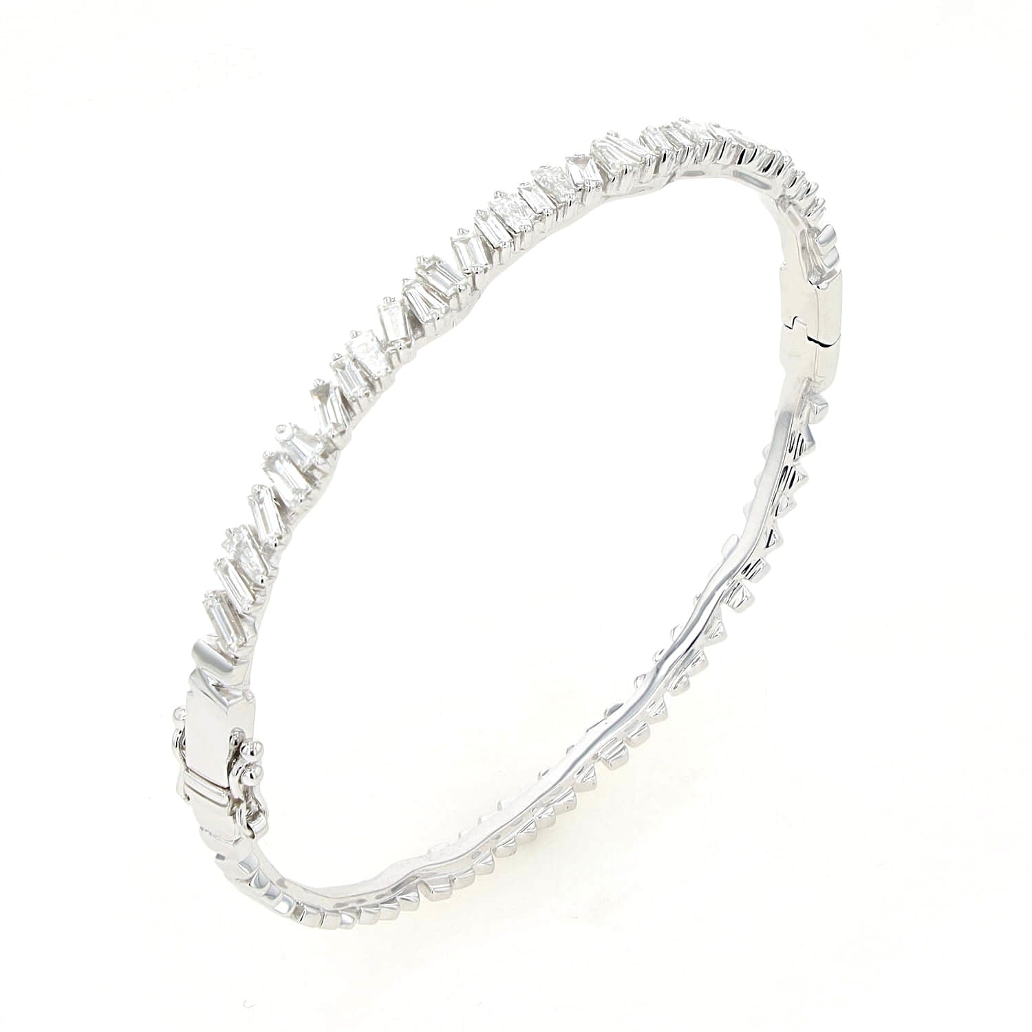 Armreif in 750er Weißgold mit insgesamt ca. 1 ct Diamanten, stehend