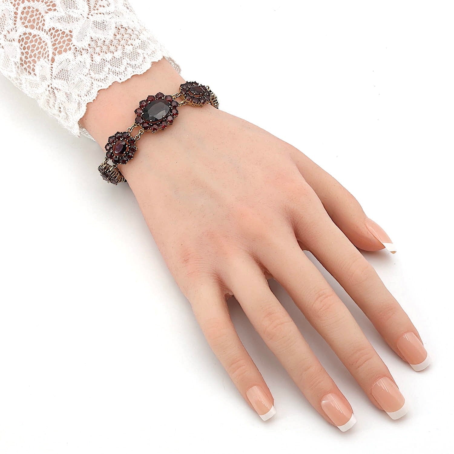 Vintage-Armband in 333er Gelbgold mit insgesamt ca. 30 ct Granaten, an einer künstlichen Hand