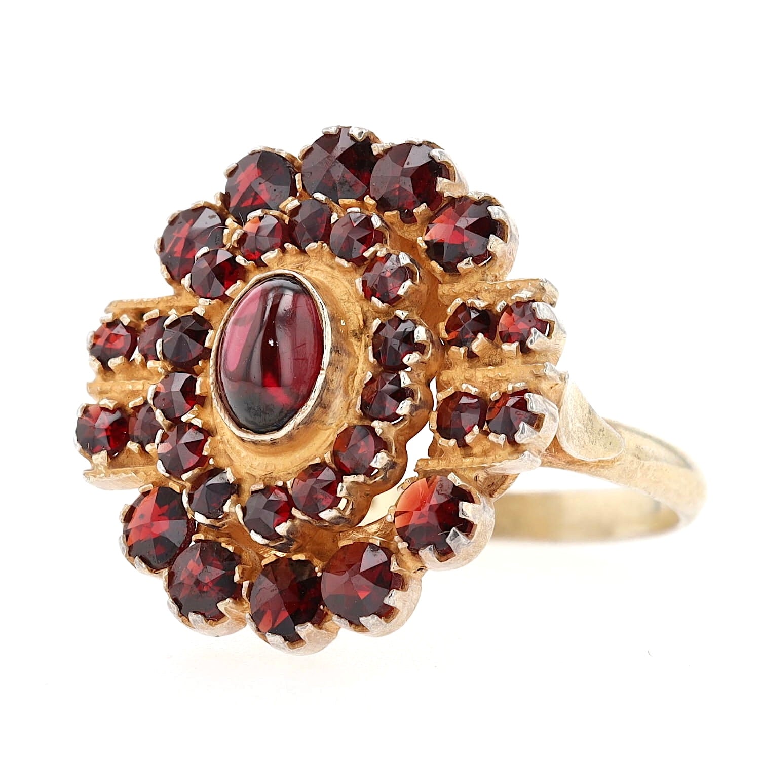 Ring in 900er Silber, vergoldet mit Granaten, liegend links gedreht