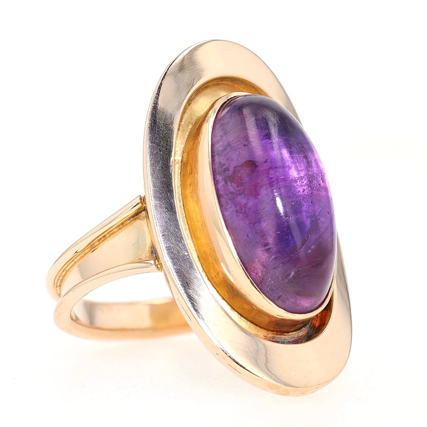 Kay ring in 585 rose gold with an amethyst, turned lying on the right