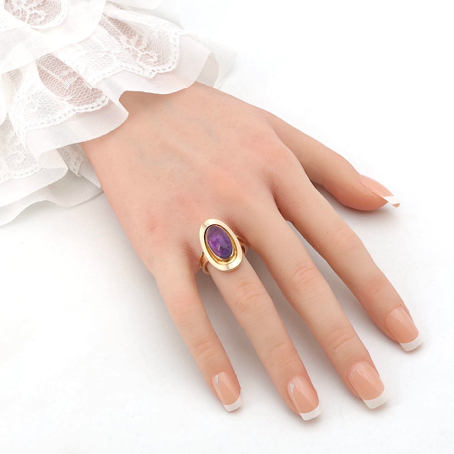 Kay ring in 585 rose gold with an amethyst, on an artificial hand