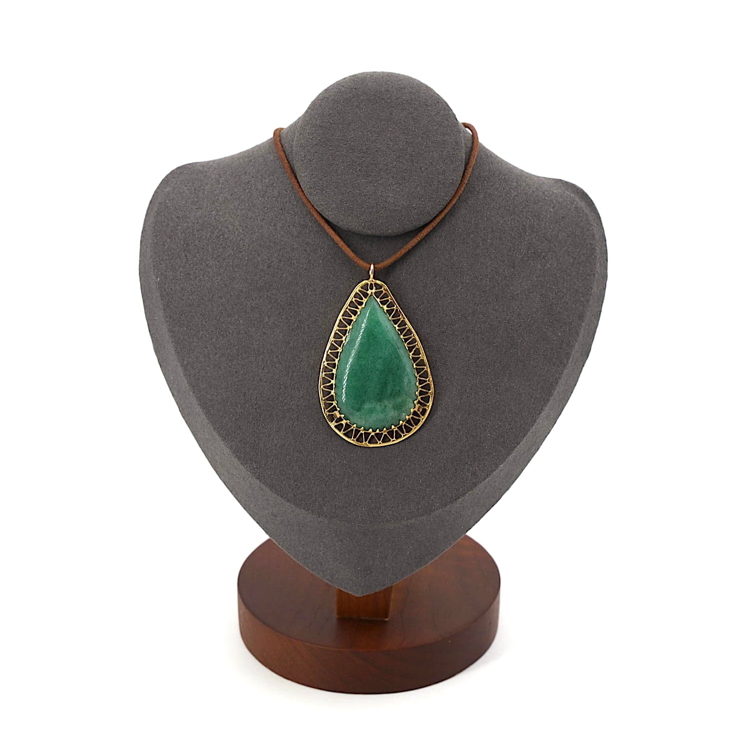 Pendant in 750 yellow gold with an aventurine quartz, on a dark bust