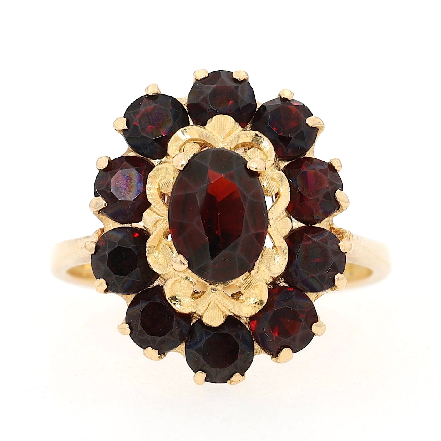 Ring in 750 yellow gold with garnets, lying frontally