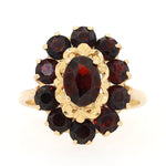 Ring in 750 yellow gold with garnets, lying frontally