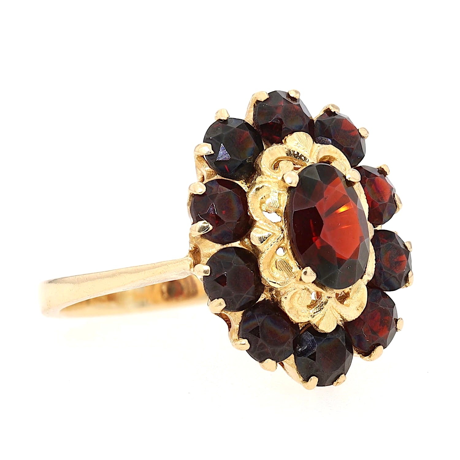 Ring in 750 yellow gold with garnets, turned lying on the right