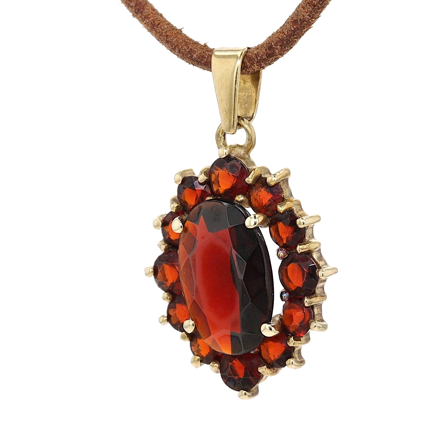 Anhänger in 333er Gelbgold mit Rhodoliten (Granate), hängend leicht links gedreht