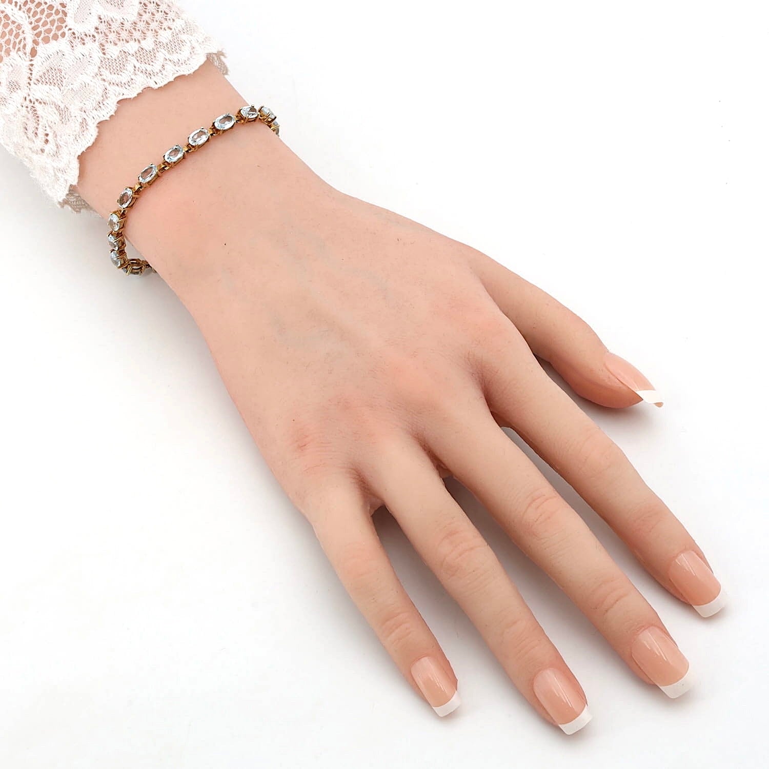Bracelet in gold-plated 925 silver with blue topazes, on an artificial hand