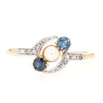 Jugendstil Ring in 585er Gelbgold, platiniert mit zwei blauen Saphiren, einer Perle und Diamanten, liegend frontal